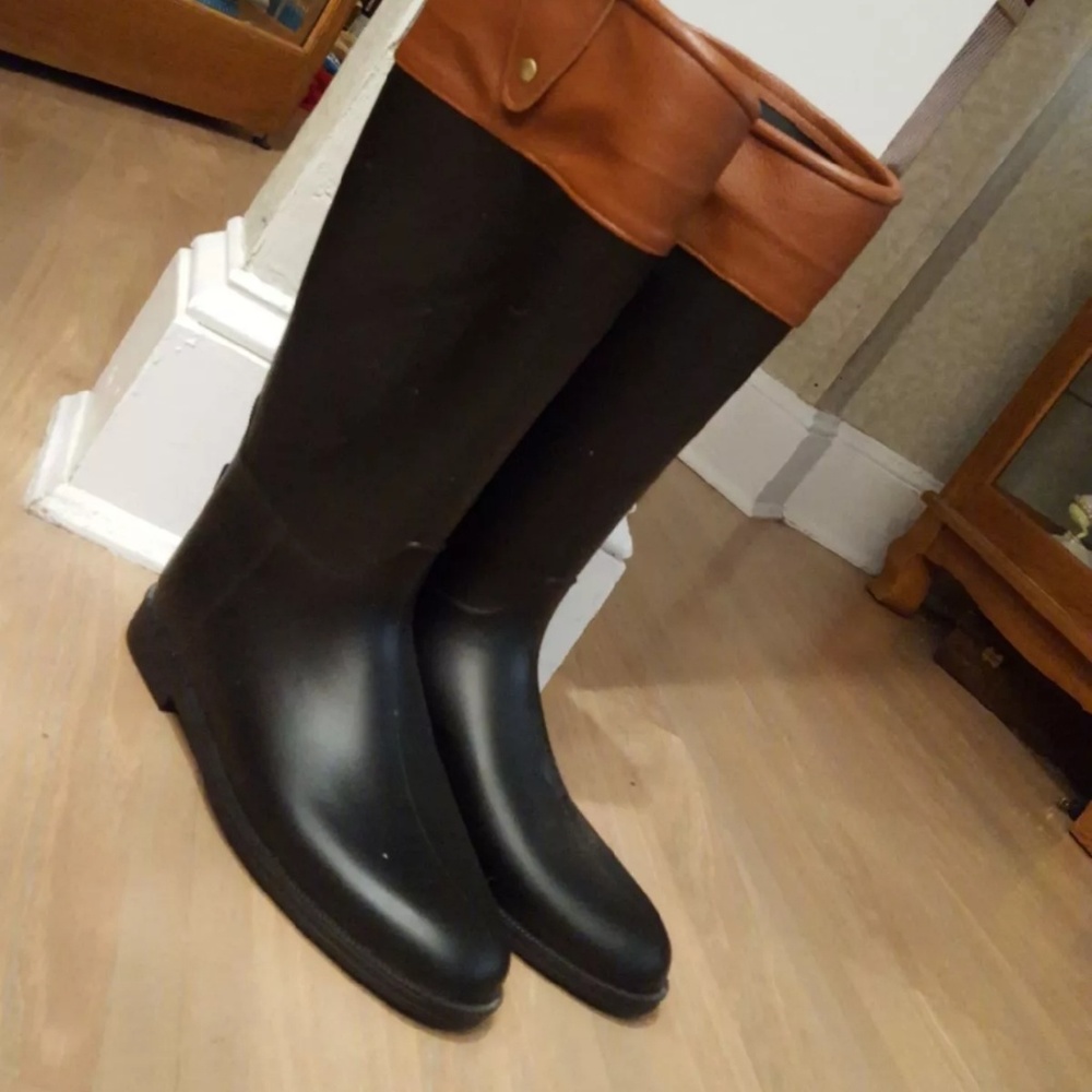 'Dirty laundry' rain boots